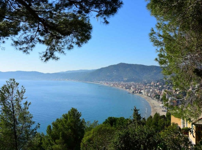 033_Schoene Aussichten Touristik - pixabay - alassio-1832904_1280